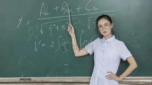 发现没有体制内女孩数量最多的地方，一个是学校的教师，另一个是医院的医生和护士，