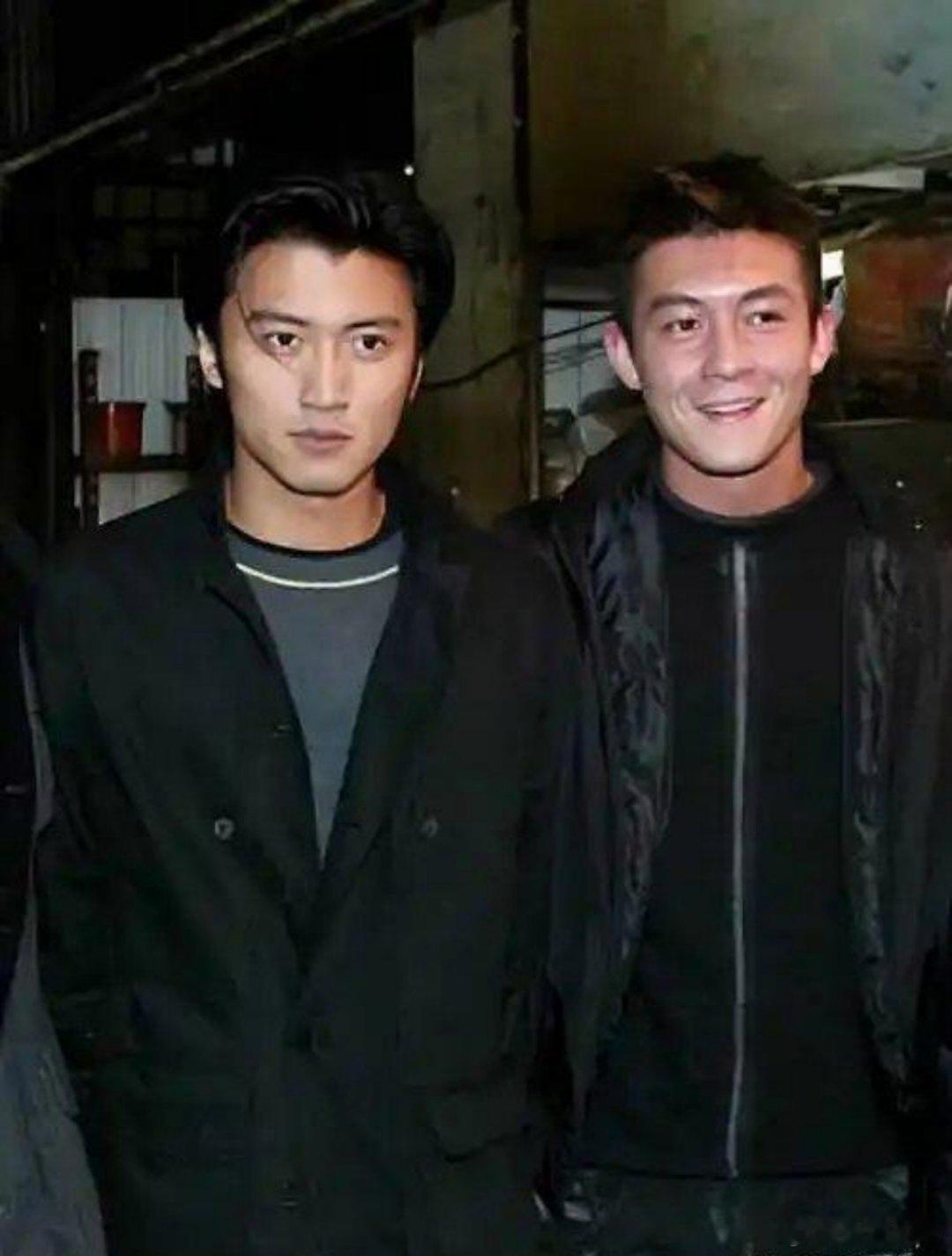 谢霆锋和陈冠希站在一起，颜值分不出高低，就像他们的身高一样，相差无几，只是气质不