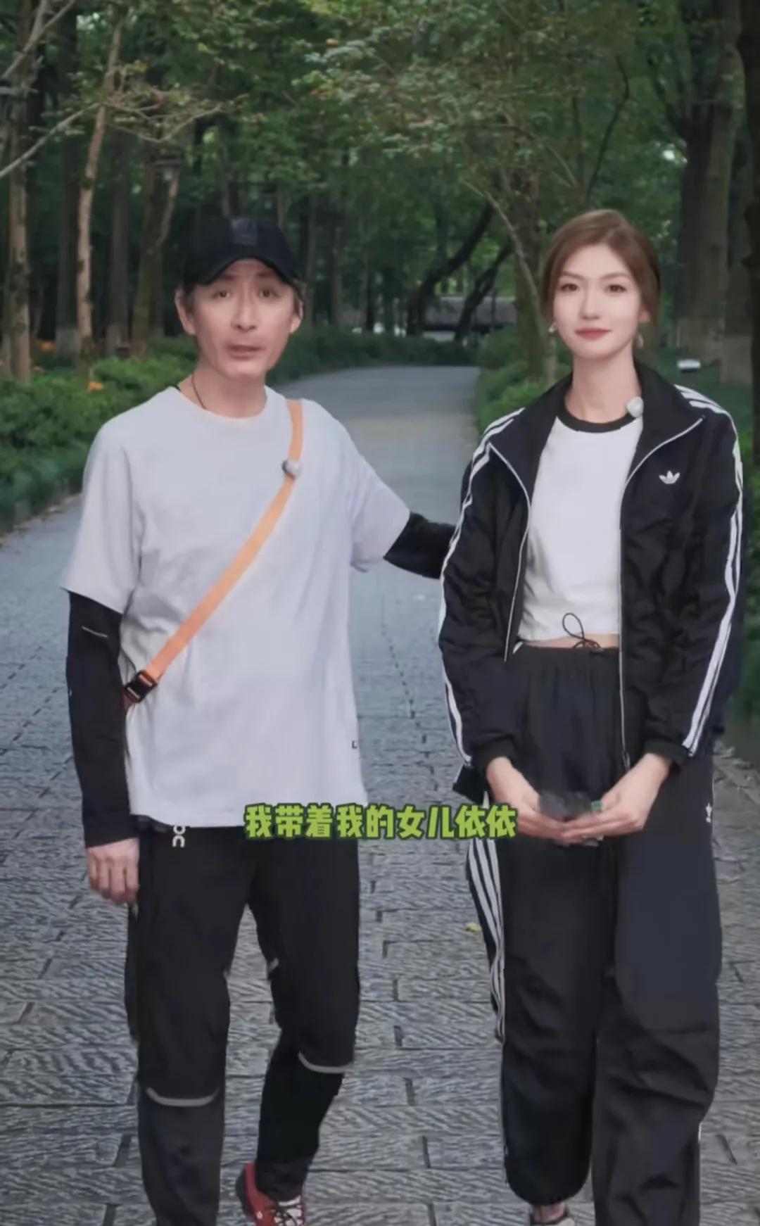 57岁张子健携27岁女儿逛杭州植物园，爱女身高超183cm，长相神似亡母李婷！
