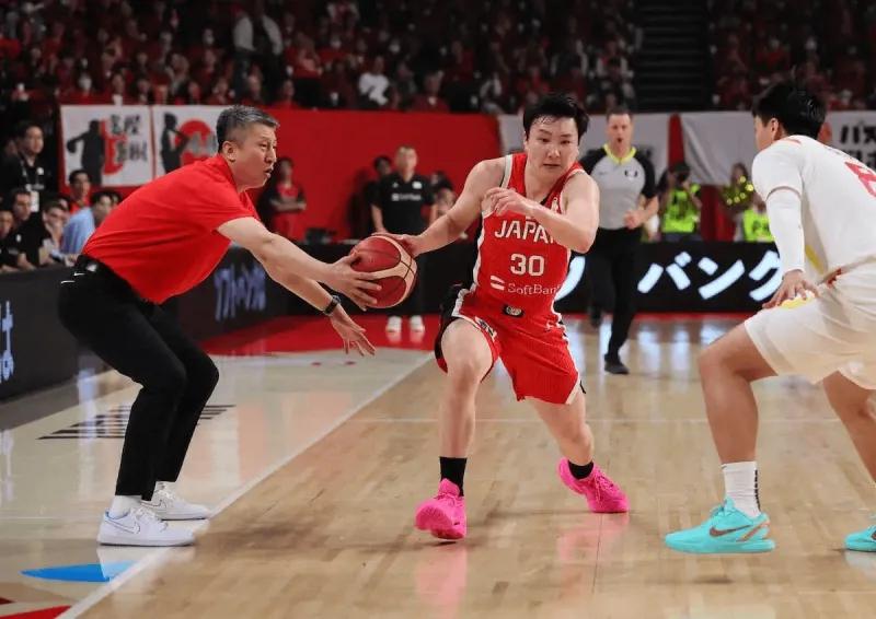 急了！郭士强本对富永启生完成了1次“抢断”！这个球最后吹了日本前场球，就是那