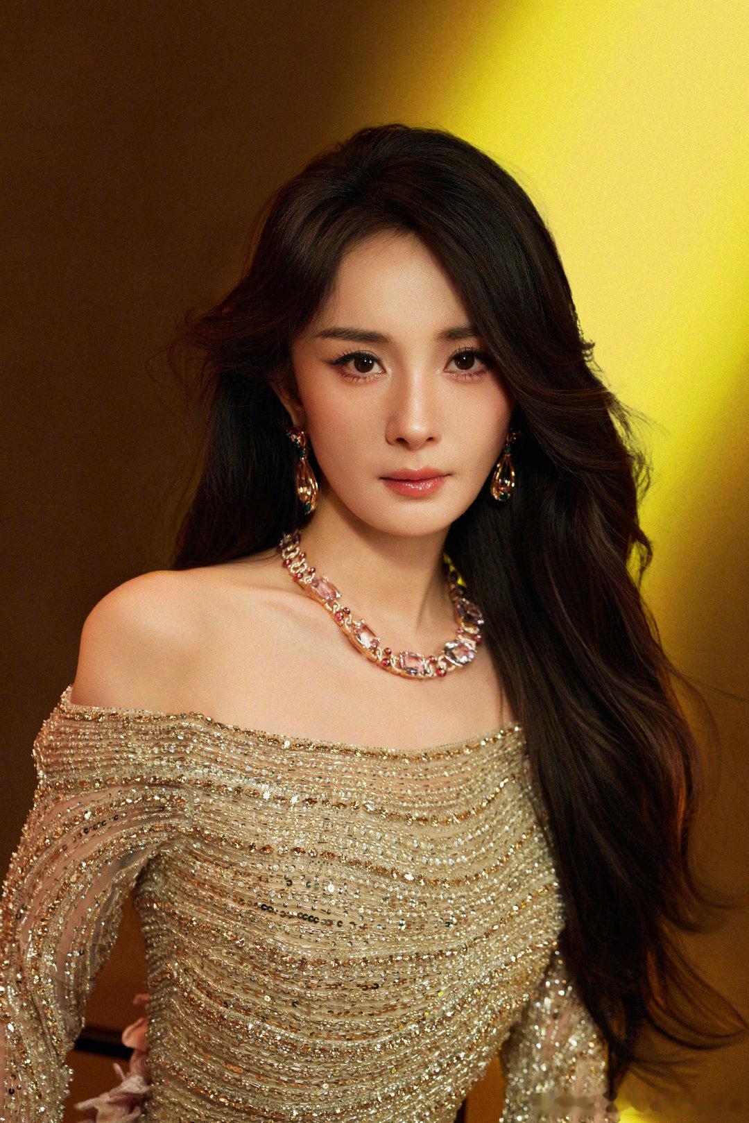 杨幂时尚芭莎派对出图妈妈幂呀要我在好看里面选好看嘛！好难选，两个幂姐我全都要！