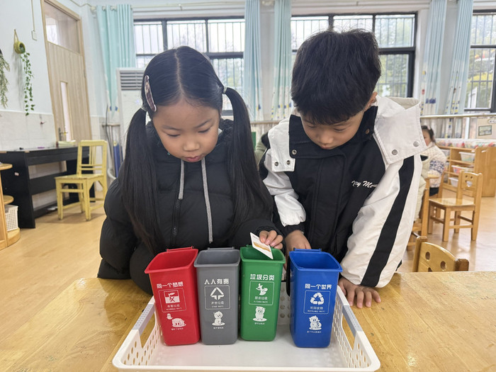 宏村幼儿园:垃圾分类趣味体验 环保意识融入童心