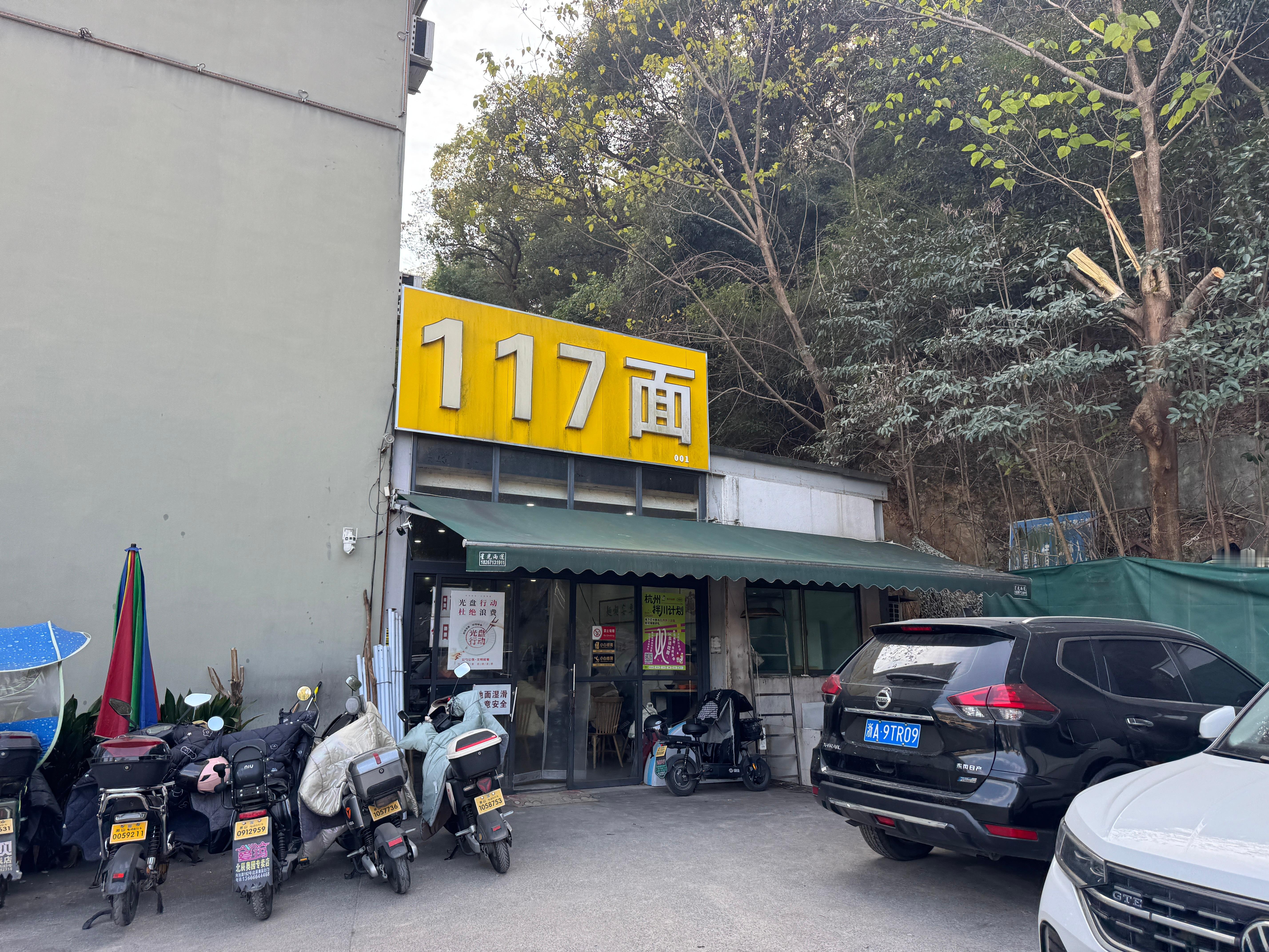 我这个人特别贱越不起眼，越需要排队的小馆子我越想知道好不好吃排队半个小时，待会儿