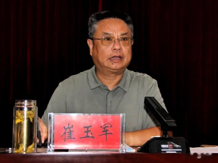 24号山东的崔玉军上了热搜，他是山东新泰人，他长期在教育系统工作，工作经验深