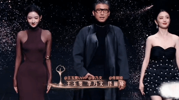 佟丽娅在王玉雯面前也有点力不从心，王玉雯的整体妆造看起来真的好高级，修身款紫色长