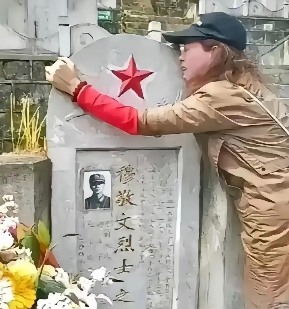 抱着烈士墓牌痛哭的女子，是这位烈士的姐姐。她不远千里从河南赶到云南麻栗坡烈士陵园