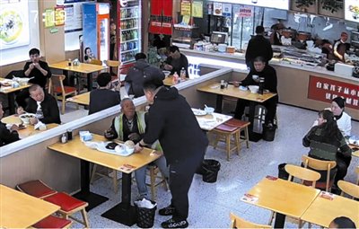 一份打翻的饭菜与一个老板的温情