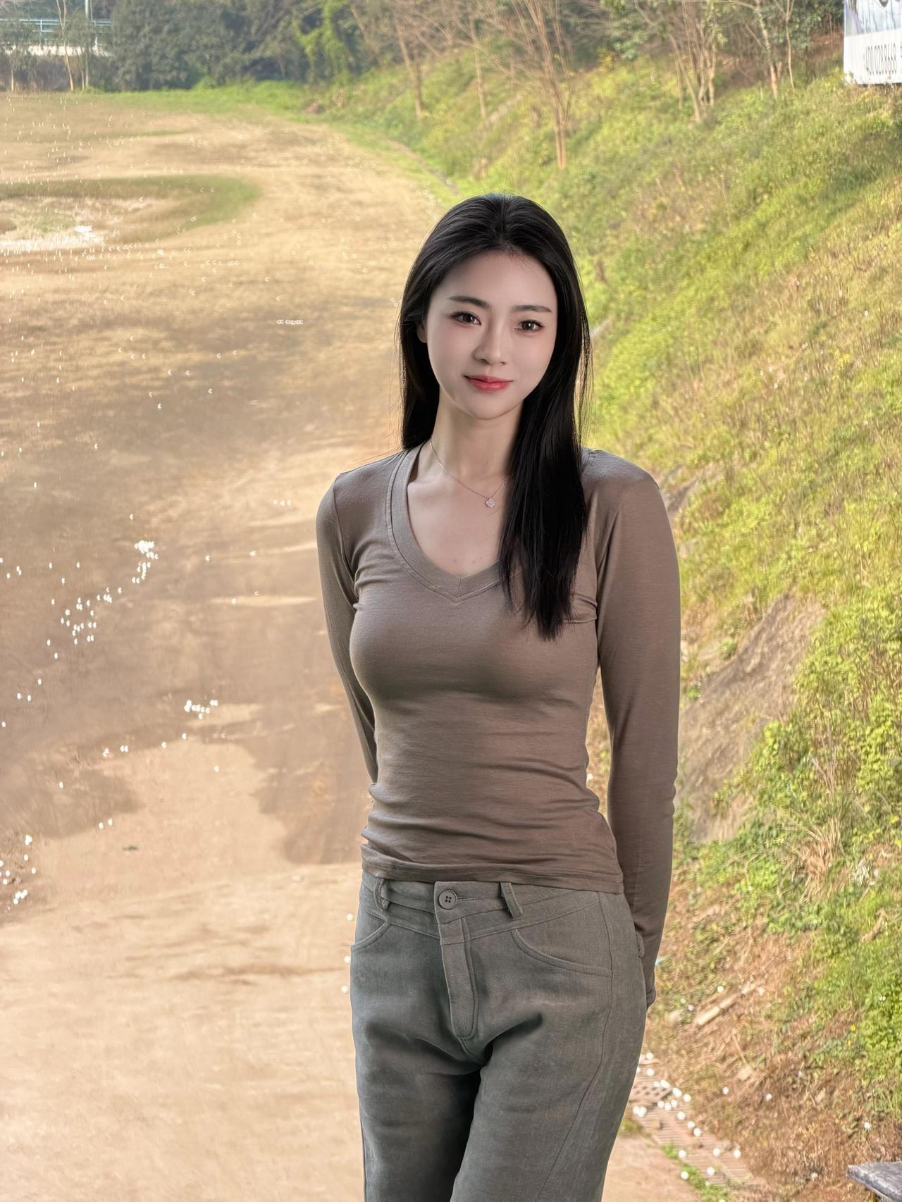 长令·河边闲步文/朱珠浅棕长袖贴肤软，灰裤垂到脚边。河滩草色连坡绿，