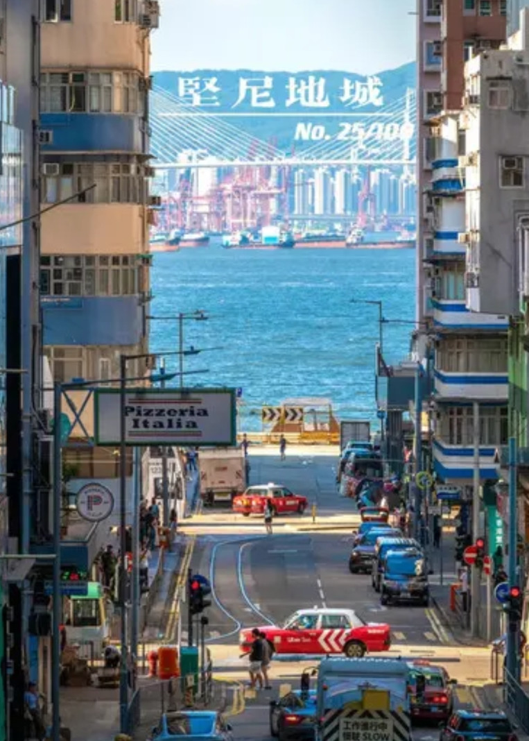 全世界有190多个国家，其中大约170个国家的公民都可以免签入境中国香港，但大陆