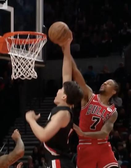 很明显，斯普利特还在惩罚杨瀚森！开拓者对阵勇士的比赛，杨瀚森没有获得出场机会