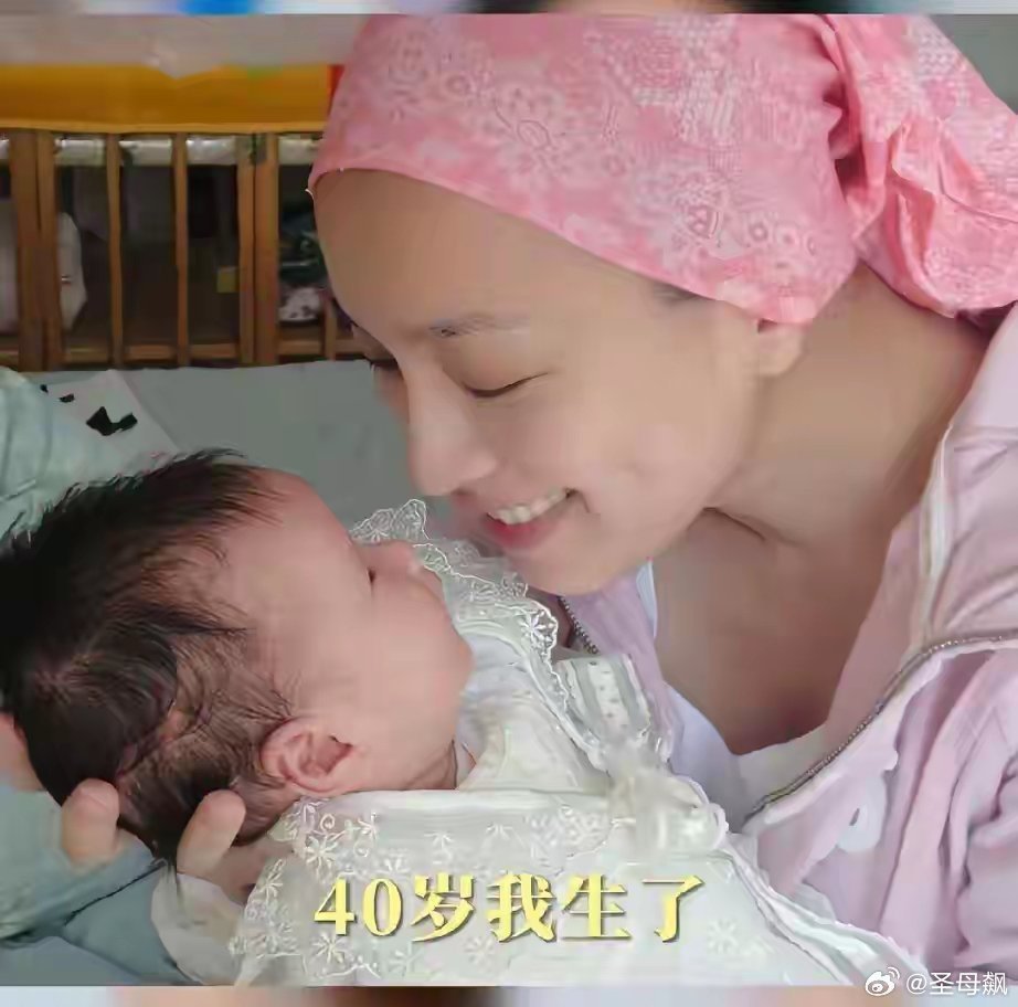 娶了张庭20年，如今56岁妻子晒照片仍貌美如花，他却早早就白了头