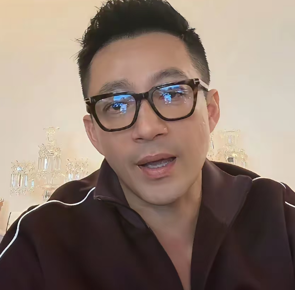 汪小菲和马筱梅在湾湾家中开播一露面就给网友带来了不少新消息，瞬间点燃了评论区。