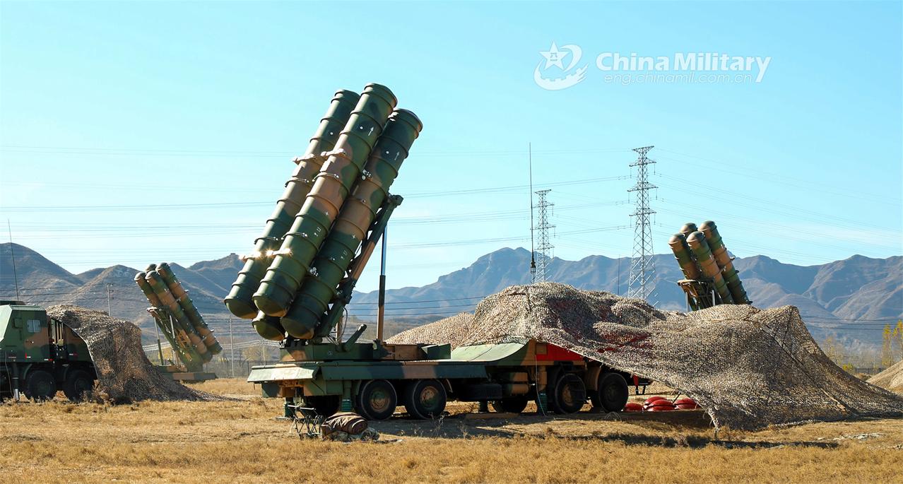 红旗-22地对空导弹营的三件套，导弹发射车、目指雷达、制导雷达。虽然导弹看上去有