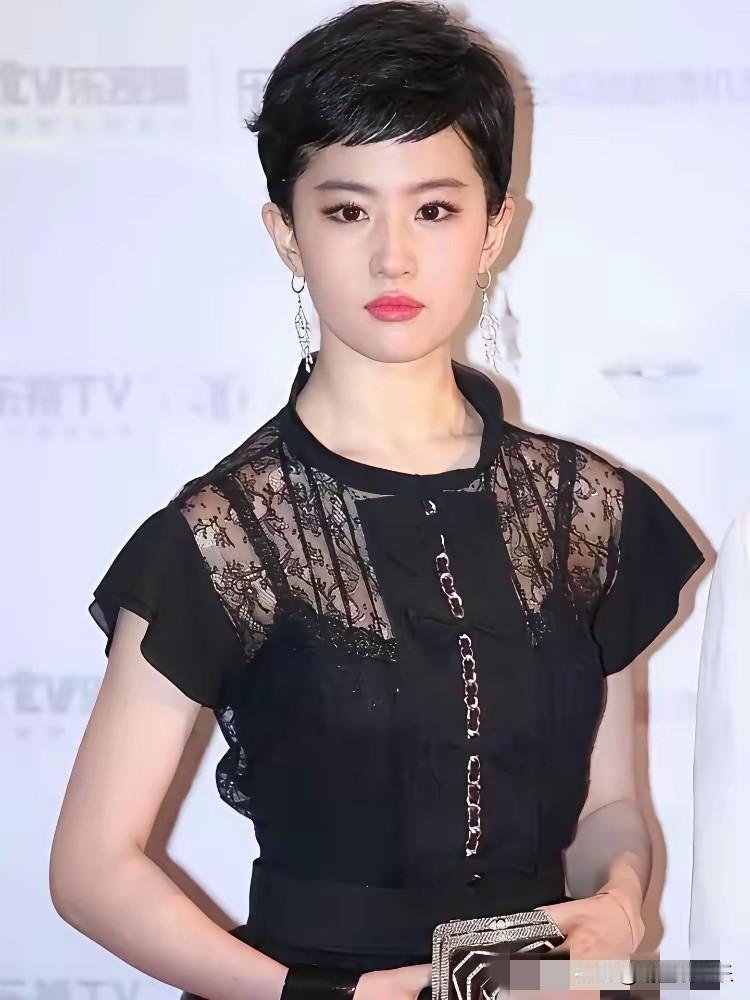 这算不算“持靓行凶”长得好看的人这么任性的吗？超短发说剪就剪，关键是剪了短发