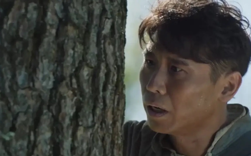 《归队》汤德远终于还是去了八棵树，当他找到了，那棵又高又壮的松树，便仔细的寻找刻