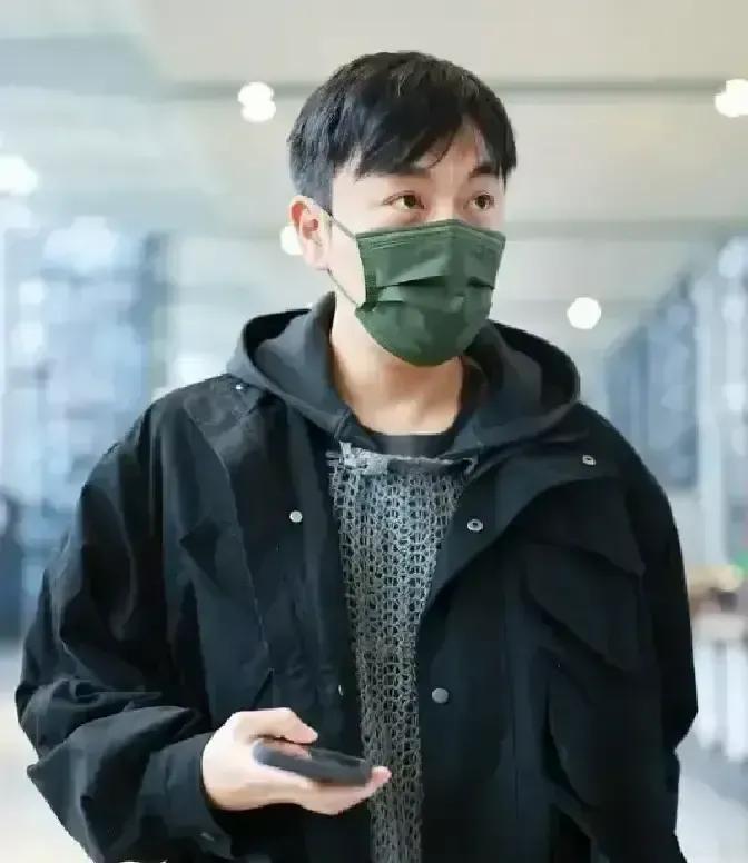 庾澄庆在节目里那个笑啊。想扯起嘴角，肌肉却不听使唤。最后只挤出个皱巴巴的表情