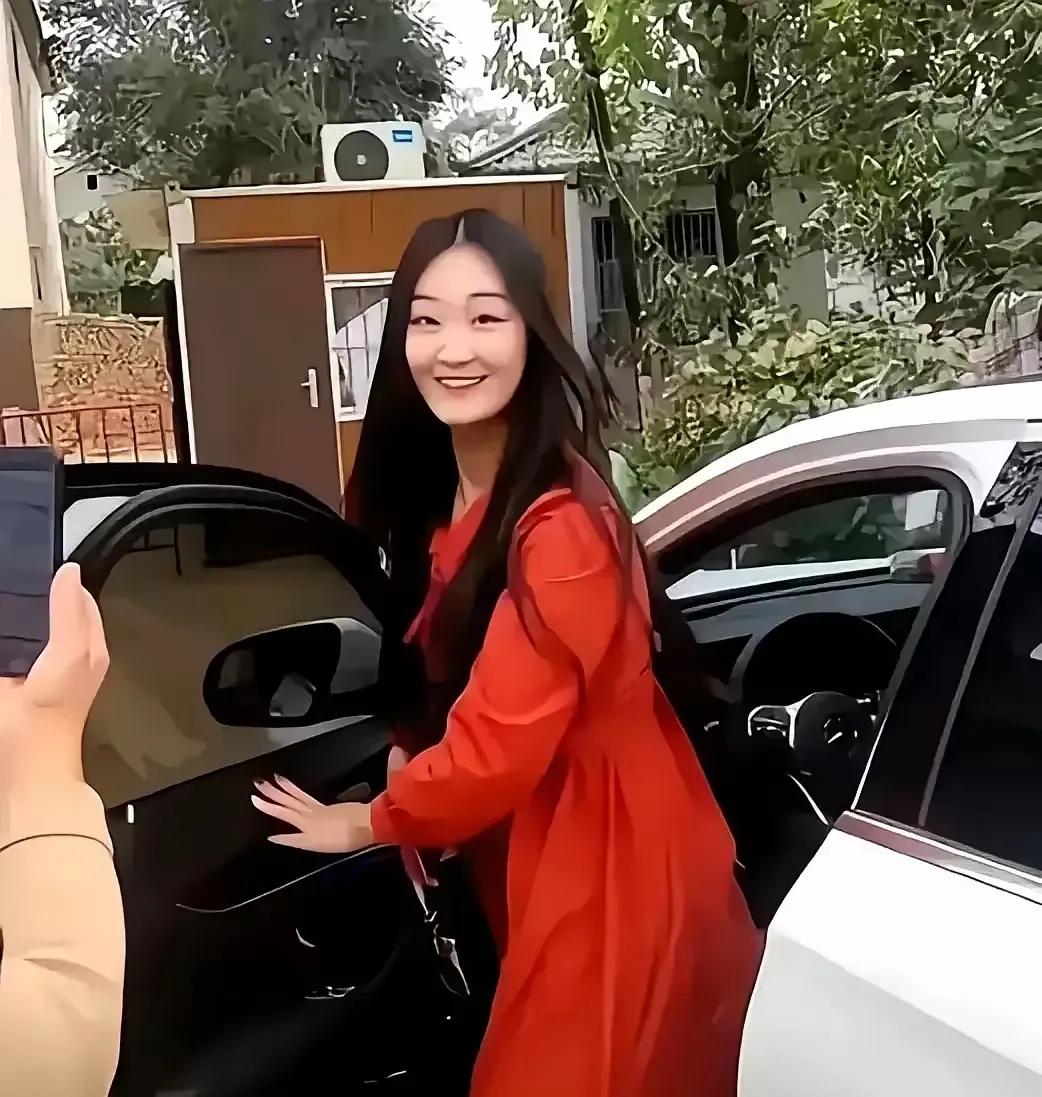 福分浅薄之人稍有权力财富就会张狂。陈亚男借助某种势力单飞便是例证。福分来源于谦逊