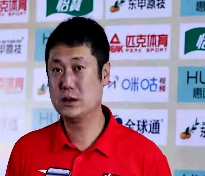 中国女排的教练位置正站在风口浪尖，赵勇的执教能力受到前所未有的质疑。这次