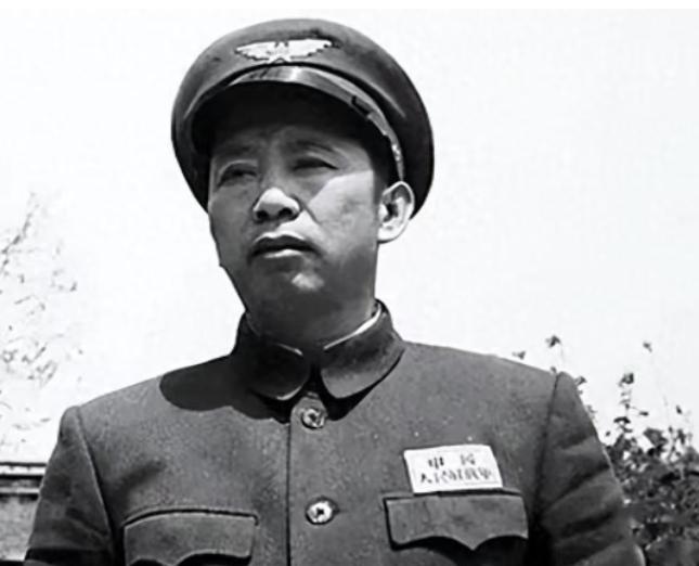 1952年，主席见到刘亚楼时，突然对他说道：“你给我敬个礼，”刘亚楼一下子愣住了