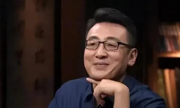 窦文涛问冯唐:“你能说出一个结婚的好处吗？”冯唐思索了一会，良久才说:“能，有孩