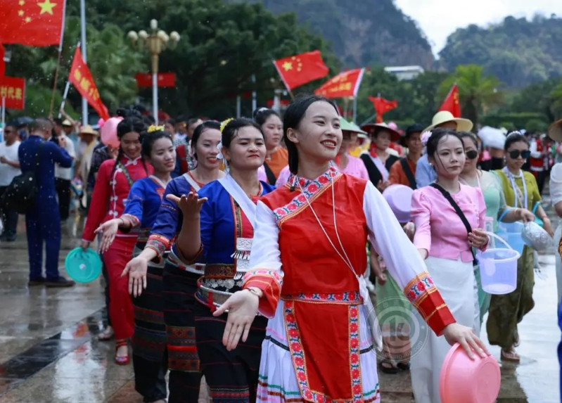 缅北果敢地区的35人，受邀到云南省镇康县南伞镇，一场以“水润胞波情、文化促开放”