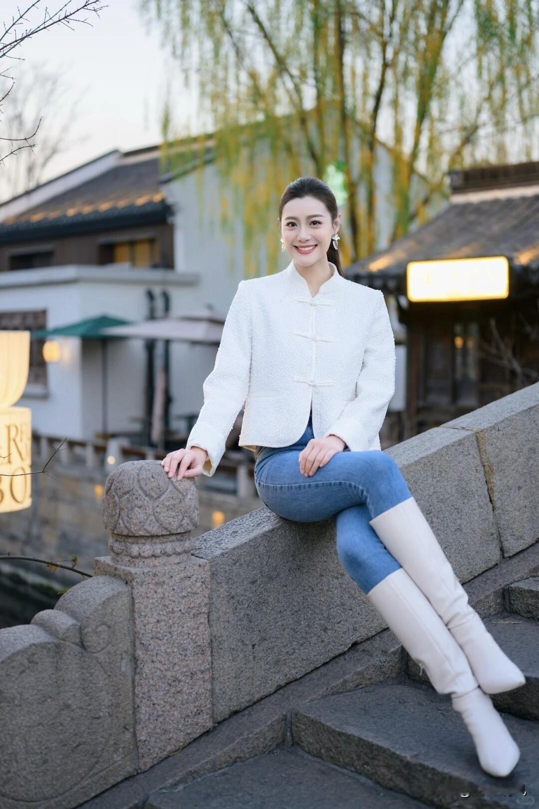 紧身牛仔裤确实考验身材，但穿好了也特别出彩。最近发现有个动作简单又显瘦——侧身站