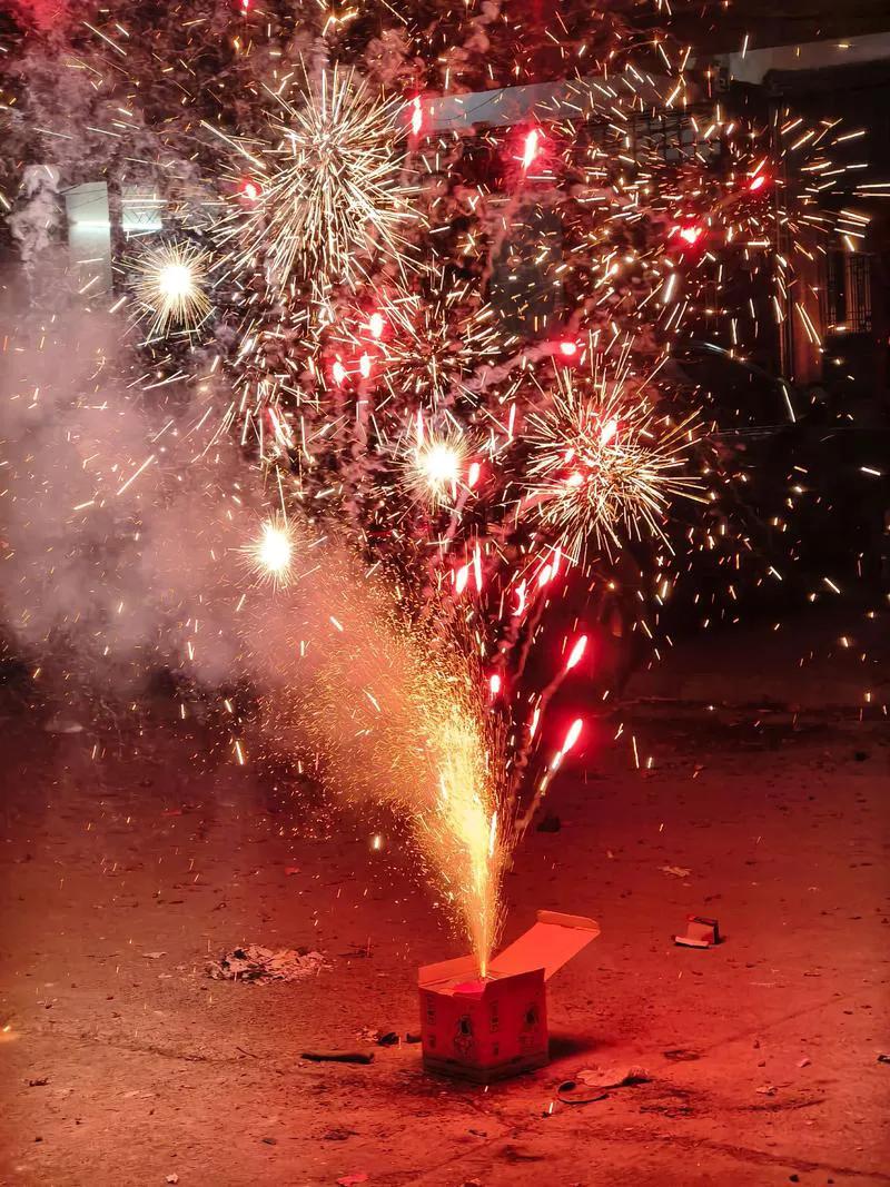 放个烟花罚款300元，拘留11天，赔偿2.5万。近日，浙江台州一对情侣晚上在小