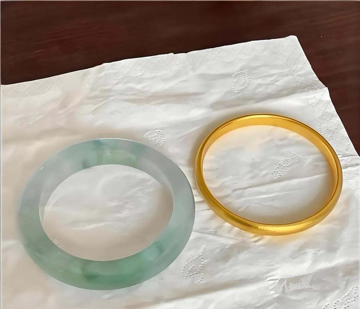 万元预算，别再买细得看不见的金圈了。现在花同样的钱，能拎回一只冰糯飘花的翡翠镯