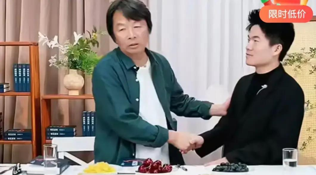 刘震云最新的小说，是网友写的。昨晚直播，他边聊边掏出本子记评论。董...