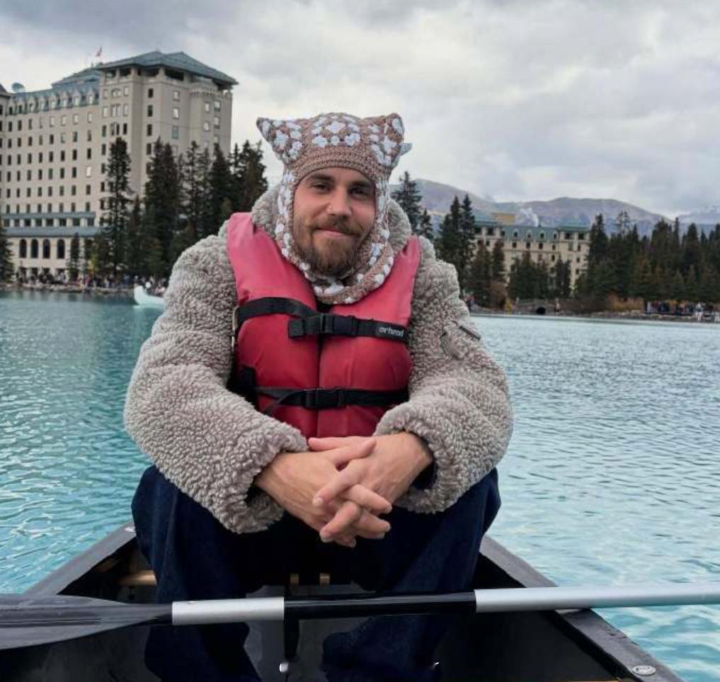 比伯海莉旅行照比伯ins更新和妻子海莉的周年旅行照，照片中的他依旧随性留着胡须