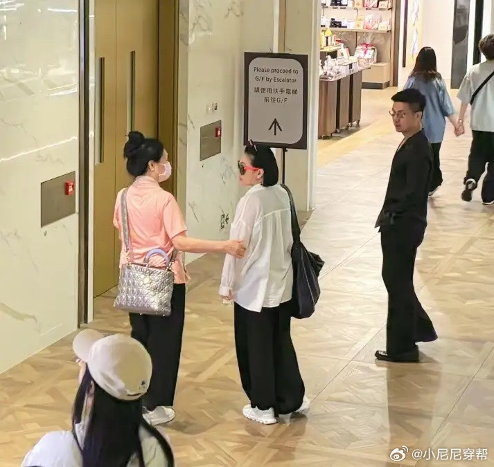 小S带婆婆到香港过84岁生日，在维港看烟花！这次也带上了S妈，两位妈妈关系不错，