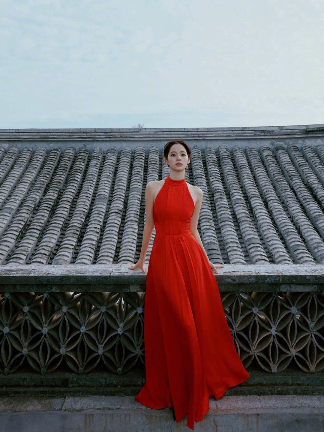 欧阳娜娜春晚欧阳娜娜春晚造型太绝了！挂脖红裙配盘发，优雅又大气，青瓦背景下国风
