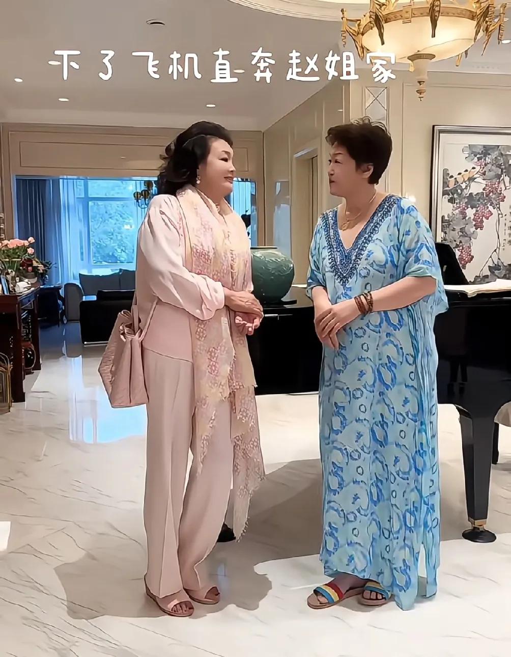 张兰真是太逗啦！从国外赶回北京过端午节，没去儿子家，也没回自己家，直奔闺蜜赵行长