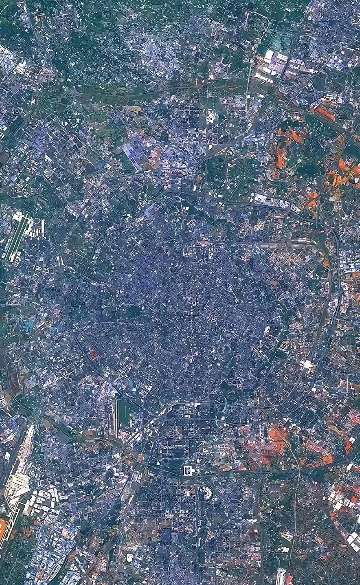 这是成都的建成区，从空中俯视面积相当庞大，密密麻麻都是房子，成都也是近些年全国发