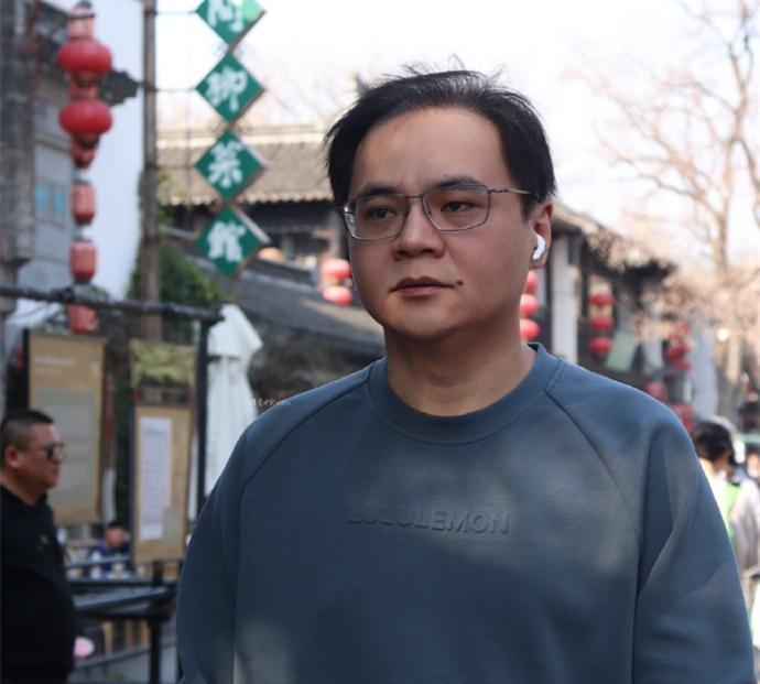 哈哈哈~德云社总教习高峰要被小孩哥给弄奔溃了。刚刚，高峰发文讲述了自己高铁出行的