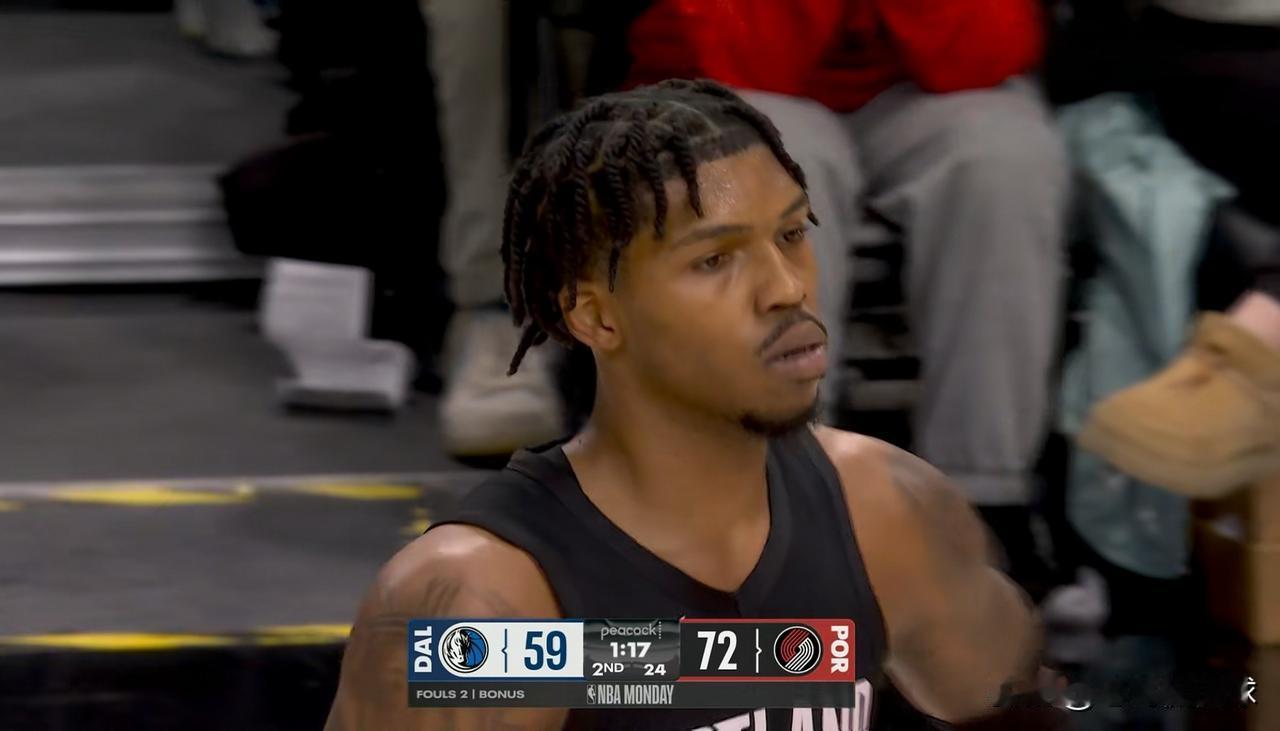 开拓者小将乐福真是大放异彩！在今天开拓者主场以125：122险胜独行侠的比赛中，