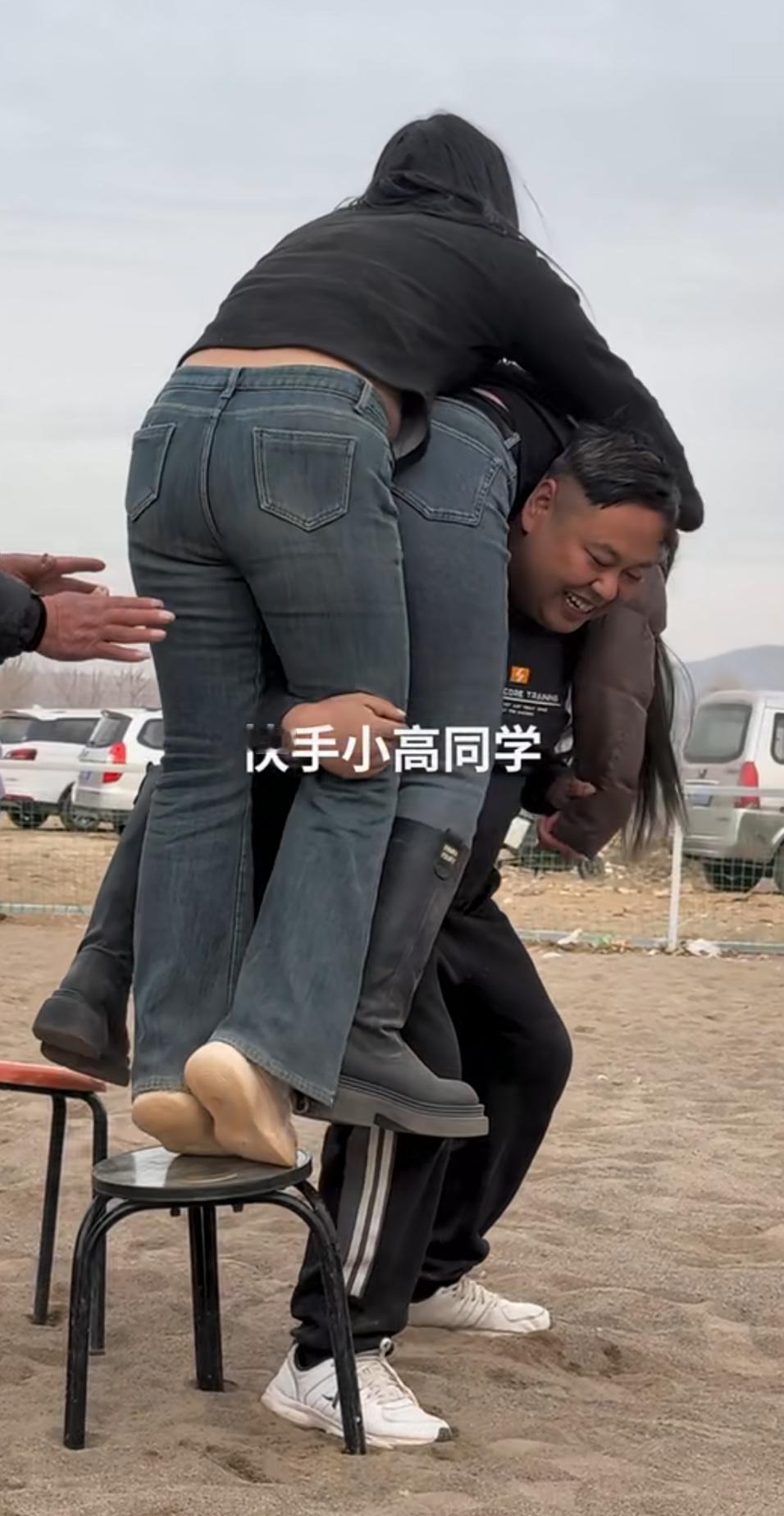 看这小哥笑的多开心，平时扛点东西就喊重，这让抗两个美女，嘴角比ak还难压