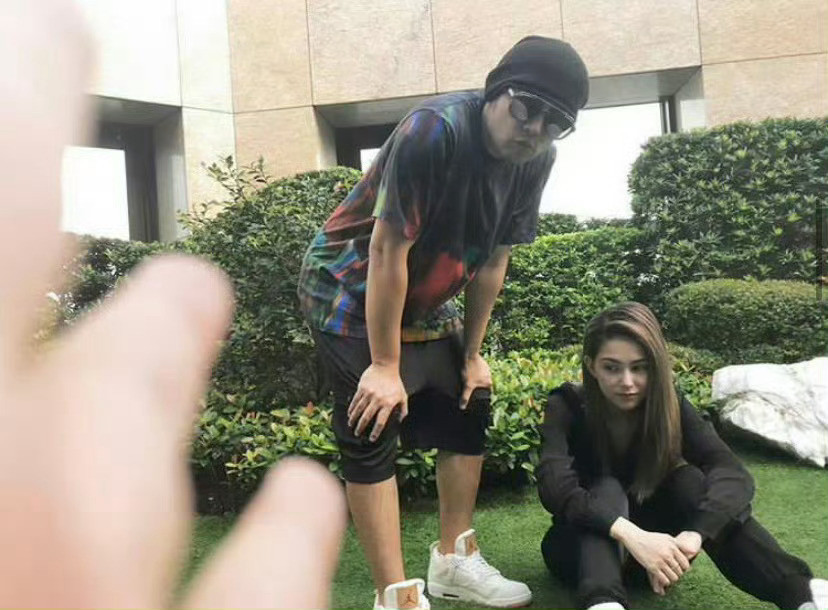 女儿镜头下的爸爸妈妈，看到那只可爱的小手手了没