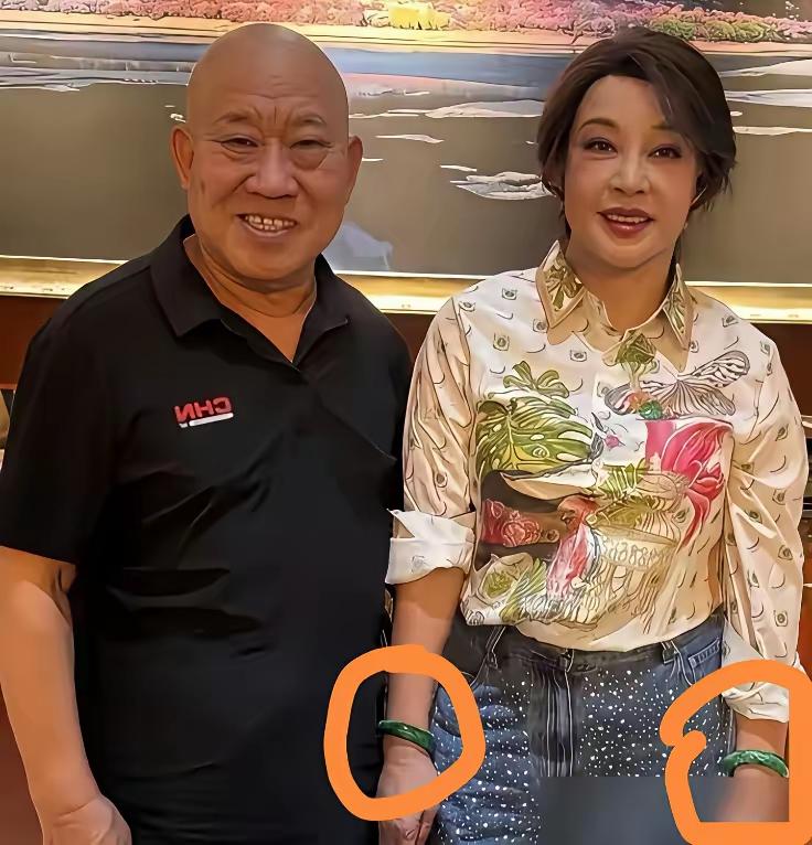 大家觉得庆奶戴着的这两个镯子，能在你所在的城市，换几套房子呢？