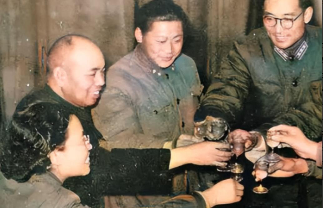 1955年，许世友喝得正高兴时，北京来的电话打了进来，他显得有些不悦，语气冷淡地