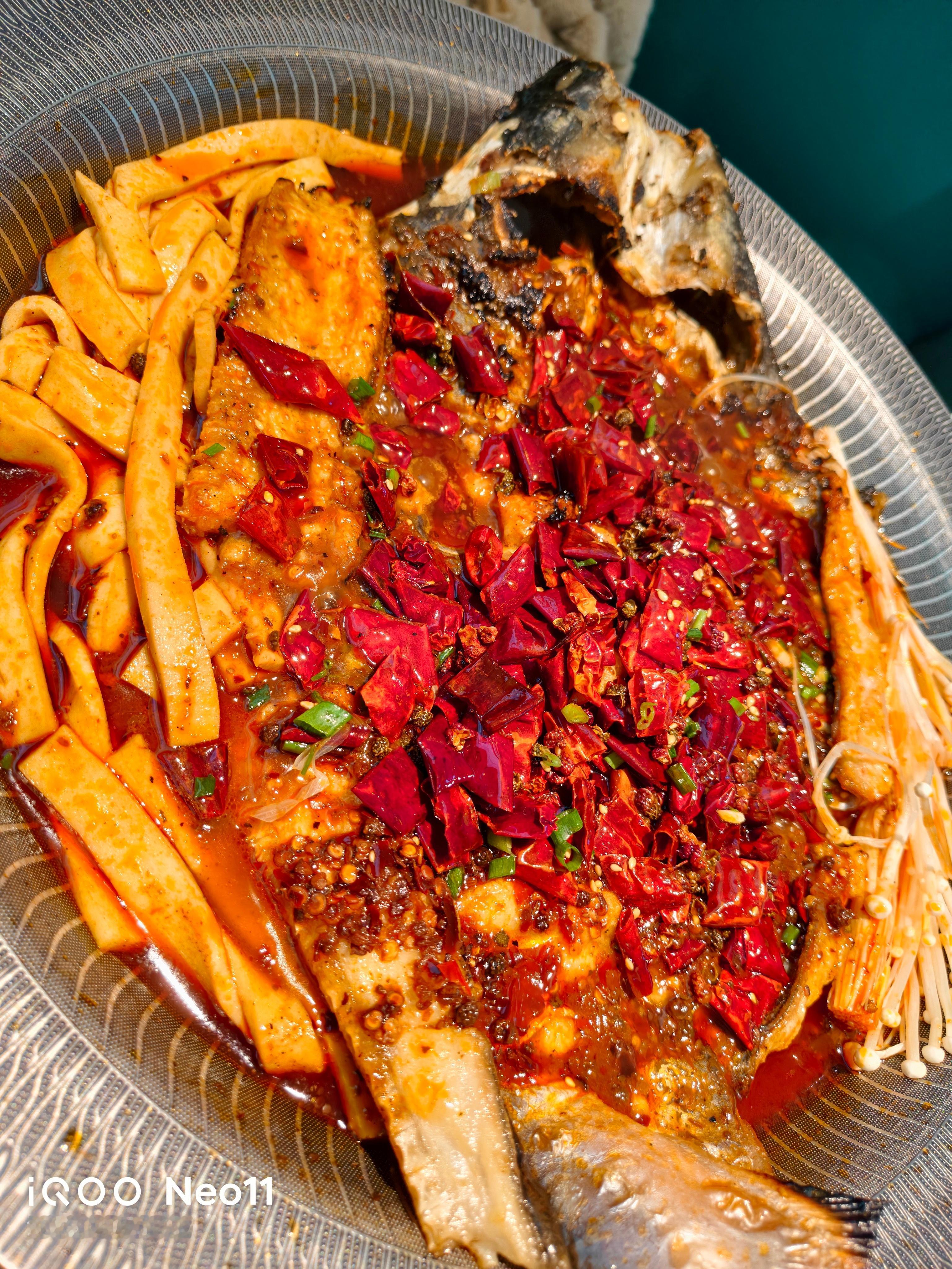 冬天当然要来吃热气腾腾的烤鱼啊！iQOONeo11拍美食也好好看哦iqoo