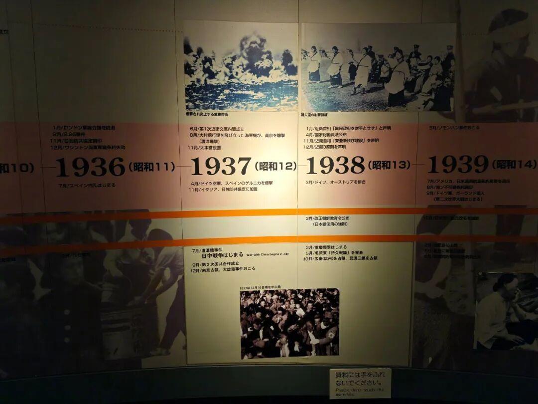 图1是日本长崎核爆资料馆此前的展板，写的是“南京大屠杀”！再看图2是日本参议员的