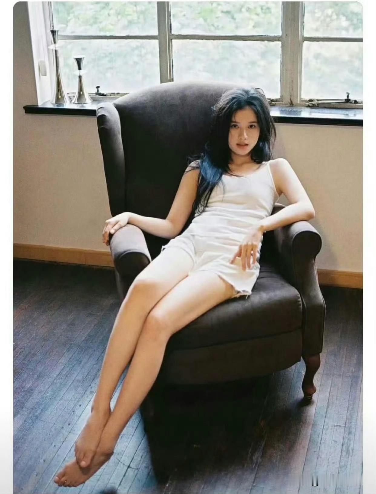 张婧仪这组生日氛围感写真流出后，引来不少网友过度审判，直言造型隐晦擦边。纯白简约
