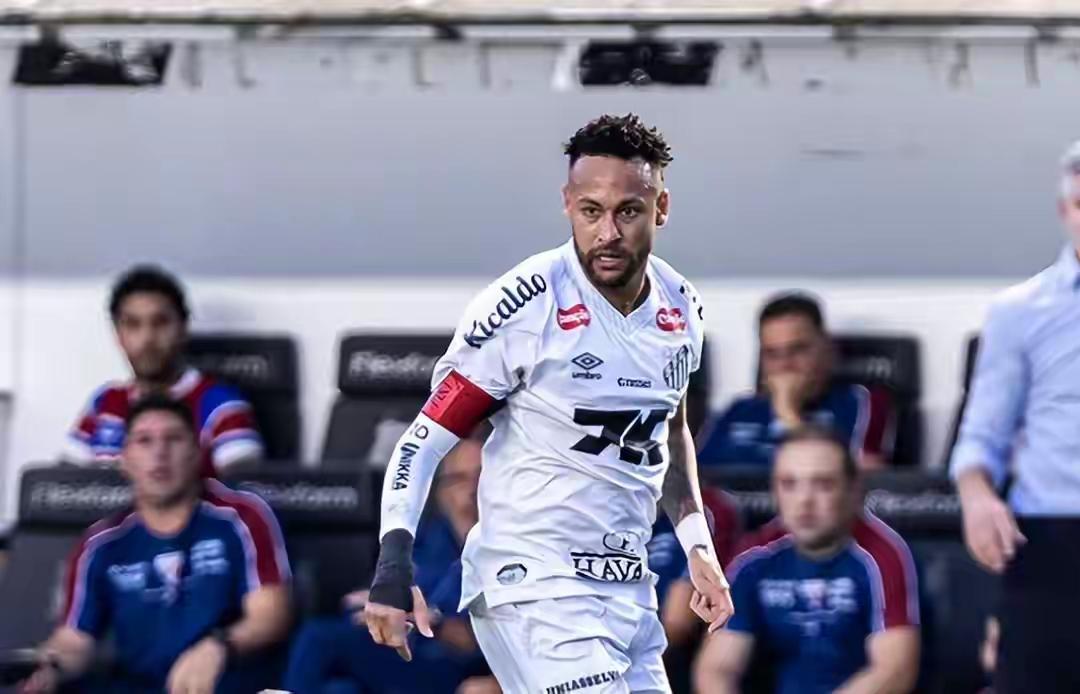 老了！不中用了！内马尔连续两次“彩虹过人”失败成笑料！今天上午进行的巴甲联赛第