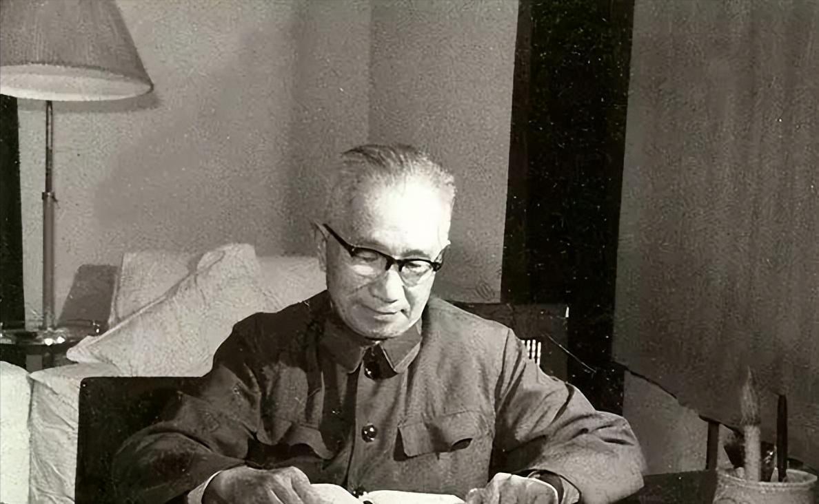 1958年，一场针对粟裕大将的批评会议气氛紧张；当轮到陶勇发言时，在场者无不关注