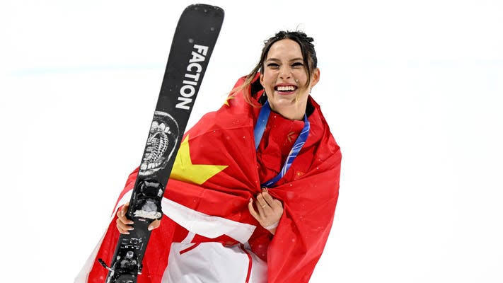 央视女解说看谷爱凌夺冠哽咽了¹突然刷到谷爱凌得金牌🥇，跑步过来为她喝彩！²