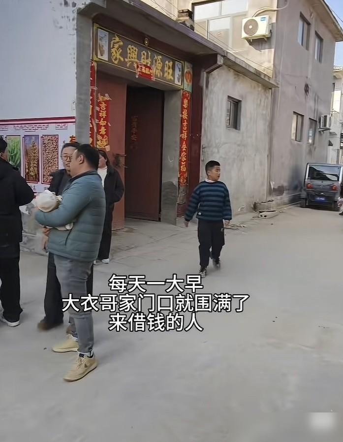 大衣哥朱之文这几年，算是把人性那点不堪见识透了。早年看在乡情上，他借出去上