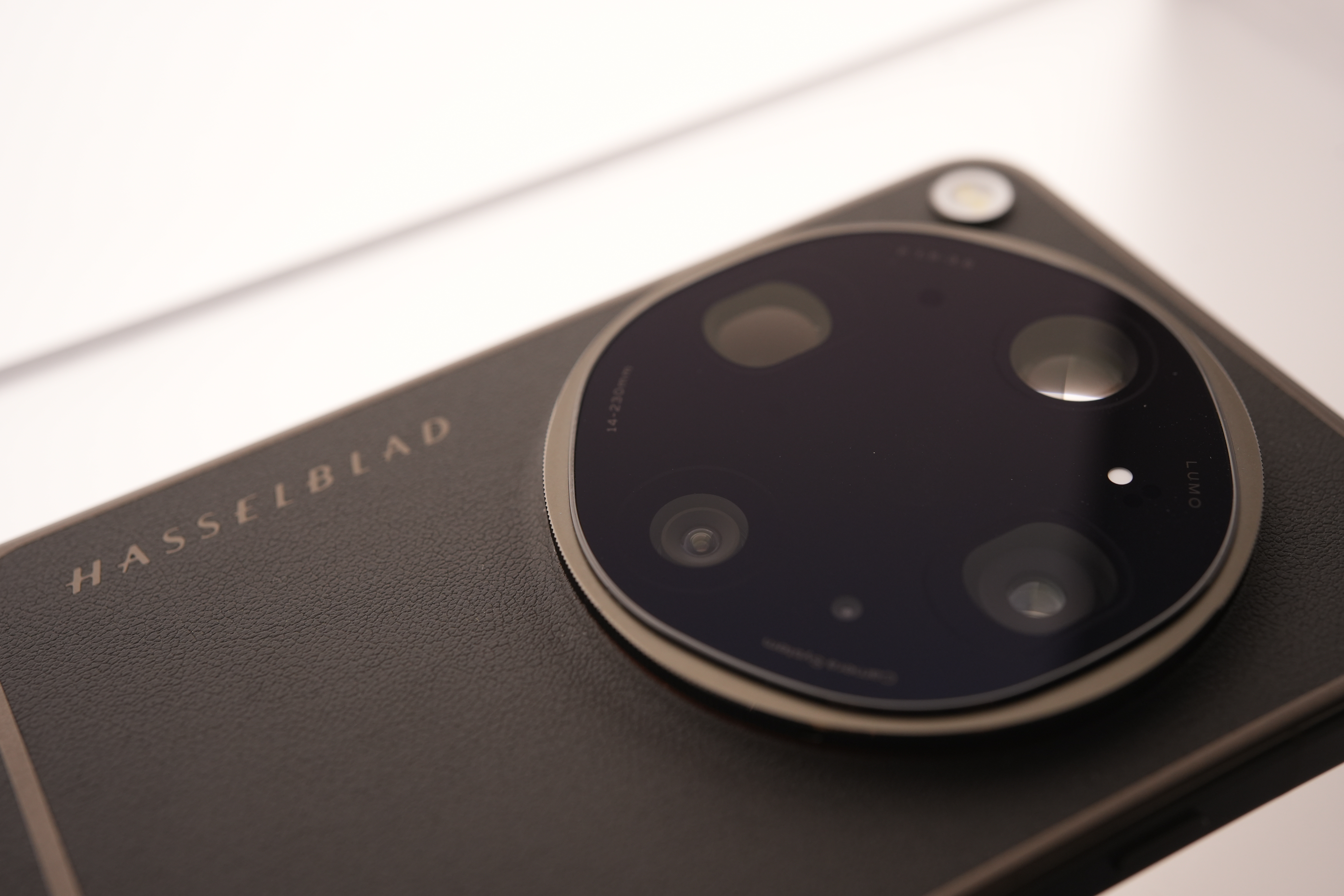 OPPOFindX9Ultra真机实拍，大地苔原配色真的很哈苏重点：手感非