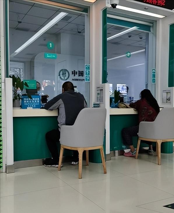 为什么专家天天喊，老百姓却依旧把钱存在银行死活肯不花？ 根本不是普通人不愿消