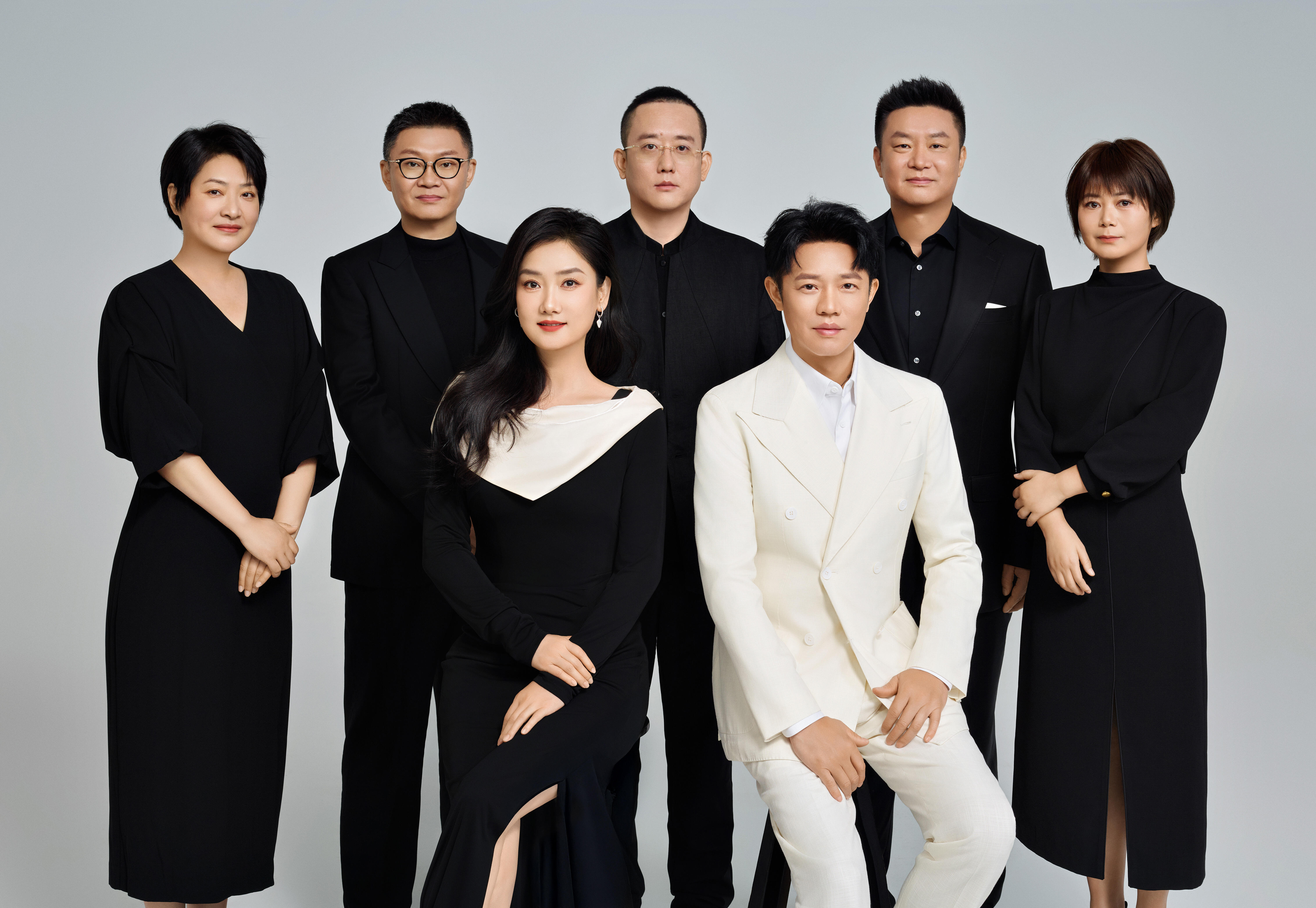 凤凰传奇更新了最新全家福！今年六月因曾毅身体原因凤凰传奇取消了多场演唱会。凤凰传